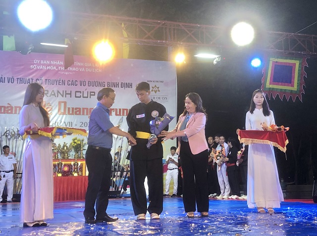 Bà Đỗ Thị Diệu Hạnh (thứ 5 từ trái qua) và ông Huỳnh Văn Lợi, Phó giám đốc Sở VH-TT^DL tỉnh Gia Lai (thứ 4 từ bên trái qua) tặng hoa cho đại diện các đoàn… Ảnh: VH