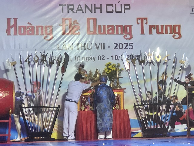 Đại võ sư Hồ Sừng (Mặc áo dài, khăn đóng) thực hiện nghi thức cúng Tổ. Ảnh: Viết Hiền