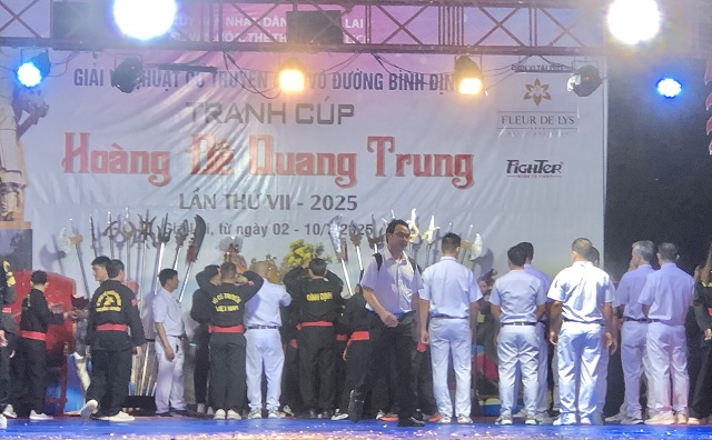 Lãnh đạo, quan khách và các đoàn thực hiện nghi thức dâng hương bàn thờ Tổ. Ảnh: VH