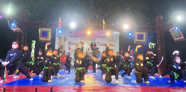 Phần thi biểu diễn của CLB Trường Nhơn Bình, phường Quy Nhơn. Ảnh: VH