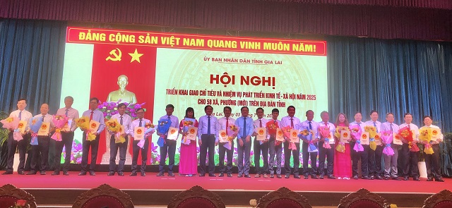 Quang cảnh Lễ giao chỉ tiêu chủ yếu phát triển KT-XH… Ảnh: Viết Hiền