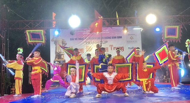 Phần thi biểu điễn của Võ đường Thanh Hùng. Ạnh: VH