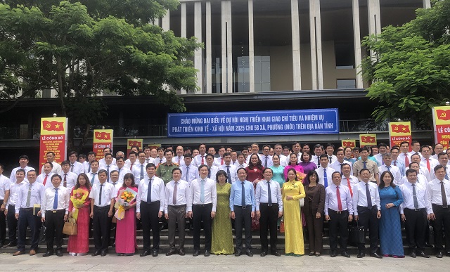 Lãnh đạo Tỉnh uỷ, UBND tỉnh chụp ảnh lưu niệm với các đại biểu. Ảnh: VH