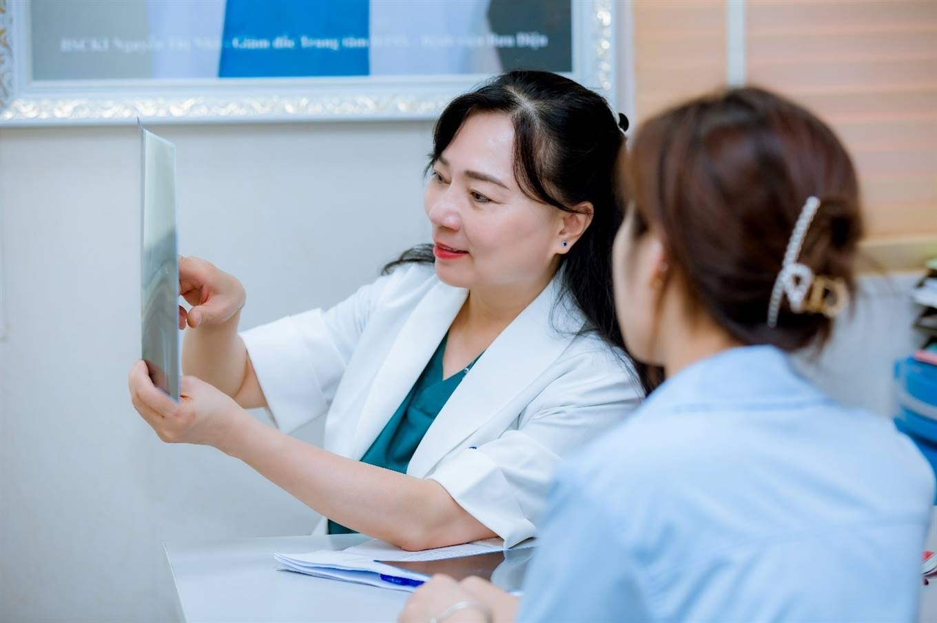 BSCKI Nguyễn Thị Nhã - Giám đốc Trung tâm Hỗ trợ sinh sản Bệnh viện Bưu điện tư vấn cho người bệnh BSCKI Nguyễn Thị Nhã - Giám đốc Trung tâm Hỗ trợ sinh sản Bệnh viện Bưu điện tư vấn cho người bệnh