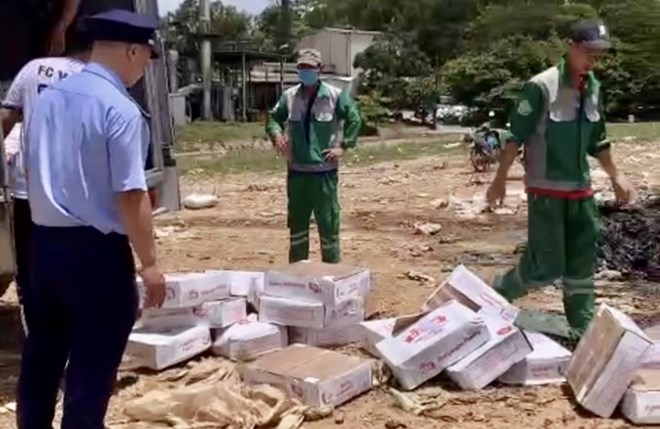 1 tấn chân gà được tập kết tại nhà máy rác để tiêu hủy. 1 tấn chân gà được tập kết tại nhà máy rác để tiêu hủy.
