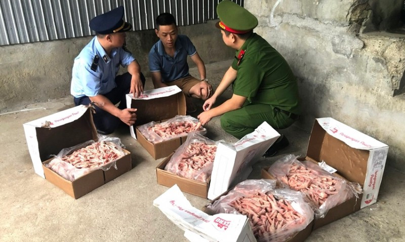 Huế: Tiêu huỷ 1 tấn chân gà đông lạnh mua trôi nổi trên mạng xã hội