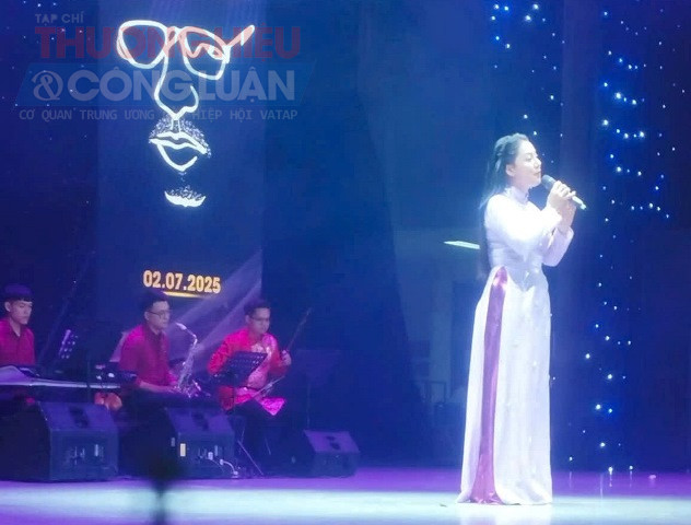 Ca sĩ Lê Vân biểu diễn bài hát “Tương tư Huế”