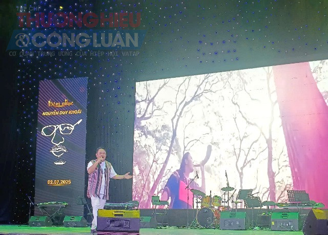 Nghệ sĩ Ưu tú Xuân Đề biểu diễn bài hát “Bên dòng sông Đăk-Bla”