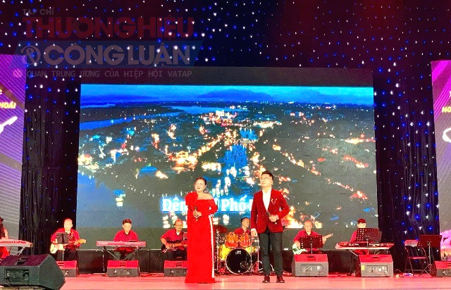 Tam ca nam Thanh Yến, Tiến Dũng, Nhất Luân biểu diễn ca khúc 