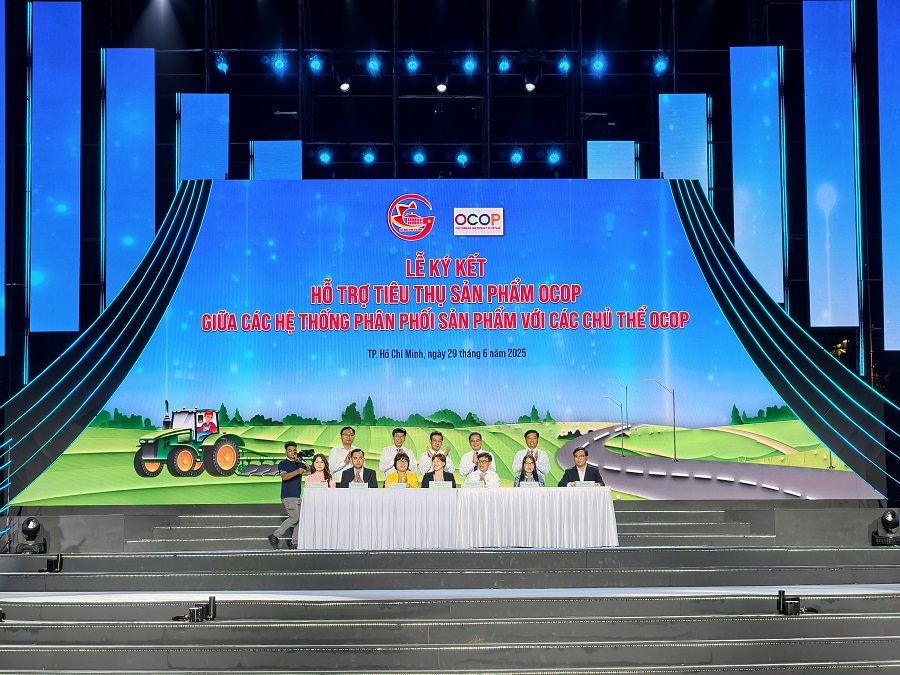 Lễ ký kết hỗ trợ tiêu thụ sản phẩm OCOP giữa các hệ thống phân phối sản phẩm với các chủ thể OCOP