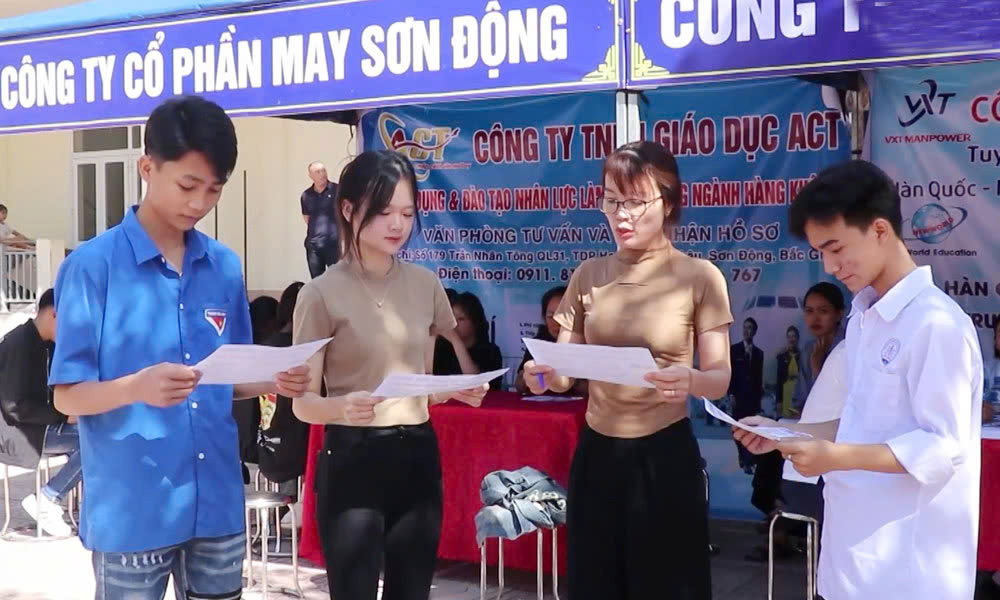 Đại diện Công ty cổ phần May Sơn Động giới thiệu chính sách ưu đãi dành cho người lao động.