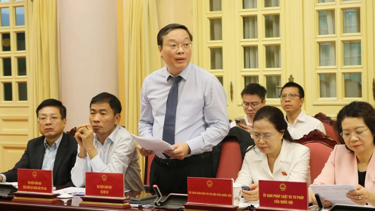 Ông Trương Hải Long - Thứ trưởng Bộ Nội vụ thông tin tại buổi họp báo Ông Trương Hải Long - Thứ trưởng Bộ Nội vụ thông tin tại buổi họp báo
