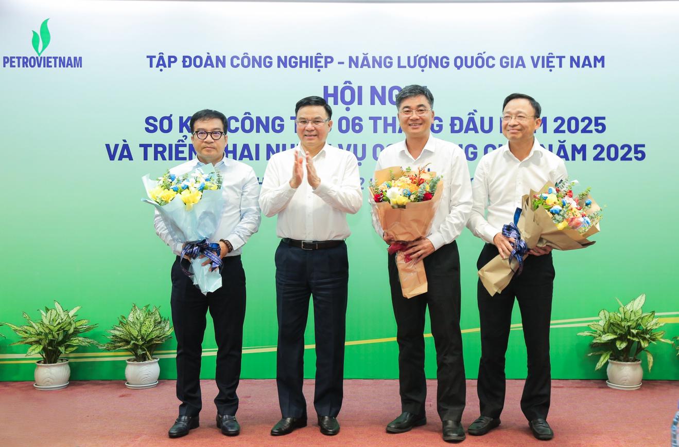 Đồng chí Lê Mạnh Hùng, Bí thư Đảng ủy, Chủ tịch HĐTV Petrovietnam chúc mừng các đơn vị hoàn thành toàn diện kế hoạch quản trị 6 tháng đầu năm về sản lượng sản xuất và các chỉ tiêu tài chính Đồng chí Lê Mạnh Hùng, Bí thư Đảng ủy, Chủ tịch HĐTV Petrovietnam chúc mừng các đơn vị hoàn thành toàn diện kế hoạch quản trị 6 tháng đầu năm về sản lượng sản xuất và các chỉ tiêu tài chính