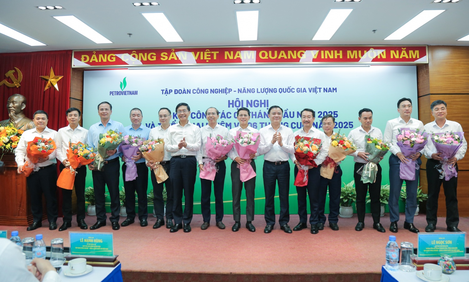 Đồng chí Lê Ngọc Sơn, Tổng Giám đốc Tập đoàn và đồng chí Trần Quang Dũng, Phó Bí thư thường trực Đảng ủy Tập đoàn chúc mừng các đơn vị hoàn thành kế hoạch quản trị 6 tháng đầu năm về sản lượng sản xuất và các chỉ tiêu tài chính hợp nhất, doanh thu hợp nhất, đầu tư Đồng chí Lê Ngọc Sơn, Tổng Giám đốc Tập đoàn và đồng chí Trần Quang Dũng, Phó Bí thư thường trực Đảng ủy Tập đoàn chúc mừng các đơn vị hoàn thành kế hoạch quản trị 6 tháng đầu năm về sản lượng sản xuất và các chỉ tiêu tài chính hợp nhất, doanh thu hợp nhất, đầu tư