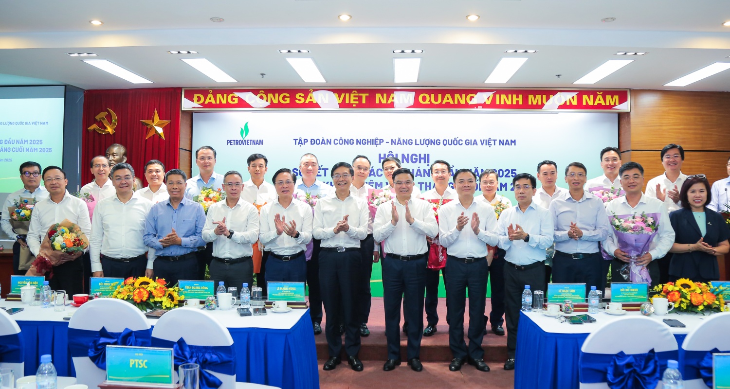 Lãnh đạo Tập đoàn cùng đại diện lãnh đạo các đơn vị có thành tích xuất sắc trong hoạt động sản xuất kinh doanh 6 tháng đầu năm. Lãnh đạo Tập đoàn cùng đại diện lãnh đạo các đơn vị có thành tích xuất sắc trong hoạt động sản xuất kinh doanh 6 tháng đầu năm.