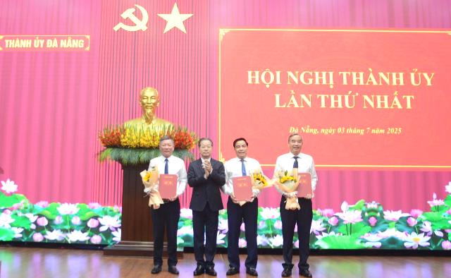 Bí thư Thành ủy Đà Nẵng Nguyễn Văn Quảng trao Quyết định cho các đồng chí cán bộ nghỉ hưu trước tuổi theo nguyện vọng