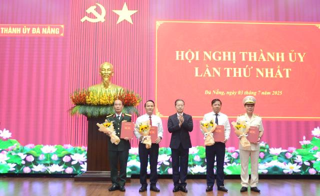 Bí thư Thành ủy Đà Nẵng Nguyễn Văn Quảng trao Quyết định thành lập Đảng bộ các cơ quan Đảng thành phố, Đảng bộ UBND thành phố, Đảng bộ Quân sự thành phố, Đảng bộ Công an thành phố