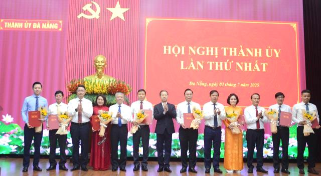 Bí thư Thành ủy Đà Nẵng Nguyễn Văn Quảng trao quyết định thành lập các cơ quan tham mưu, giúp việc Thành ủy, đơn vị sự nghiệp trực thuộc Thành ủy và Cơ quan Ủy ban Mặt trận Tổ quốc Việt Nam, các tổ chức chính trị - xã hội thành phố.