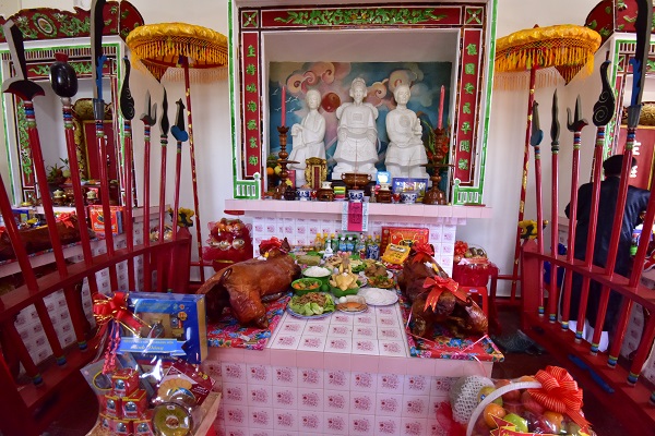 Bàn thờ Tổ nghề Yến sào tại Đền thờ trên Đảo Yến Hòn Nội, tỉnh Khánh Hòa