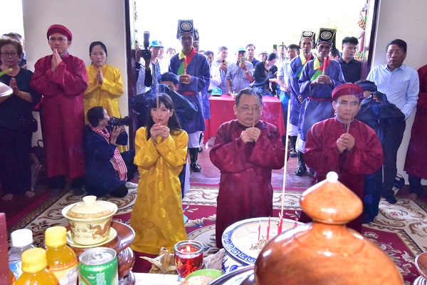 Lãnh đạo UBND tỉnh cùng Ban lãnh đạo Công ty Yến sào Khánh Hòa dâng hương tại Đền thờ tổ nghề yến tại Đảo yên Hòn Nội trong Lễ hội Yến sào
