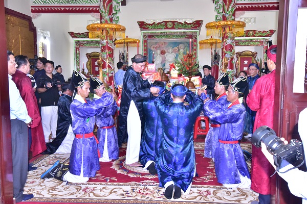 Nghi thức cúng tổ nghề Yến sào trong Lễ hội Yến sào tại Đảo Yến Hòn Nội, tỉnh Khánh Hòa