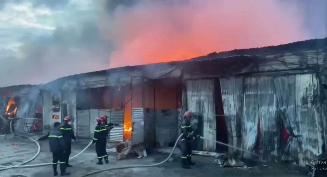 Huy động gần 200 cán bộ chiến sĩ dập đám cháy lớn tại TP. Hồ Chí Minh