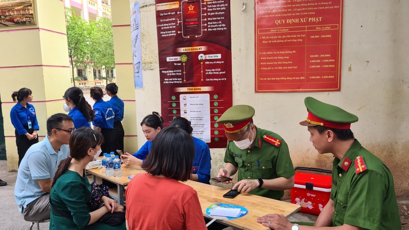 Để ứng tối đa nhu cầu của người dân Thủ đô trong việc cấp, đối Căn cước công dân, Công an TP. Hà Nội đã bố trí tổng cộng 54 điểm tiếp nhận hồ sơ cấp Căn cước công dân…