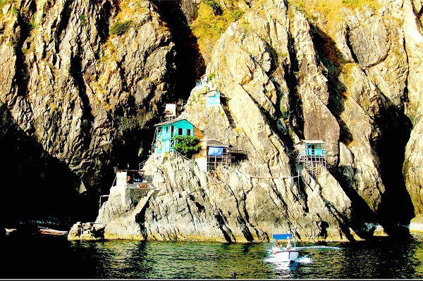 Lực lượng bảo vệ của Công ty Yến sào Khánh Hòa thường xuyên có mặt bảo vệ các hang, đảo yến do công ty quản lý Lực lượng bảo vệ của Công ty Yến sào Khánh Hòa thường xuyên có mặt bảo vệ các hang, đảo yến do công ty quản lý