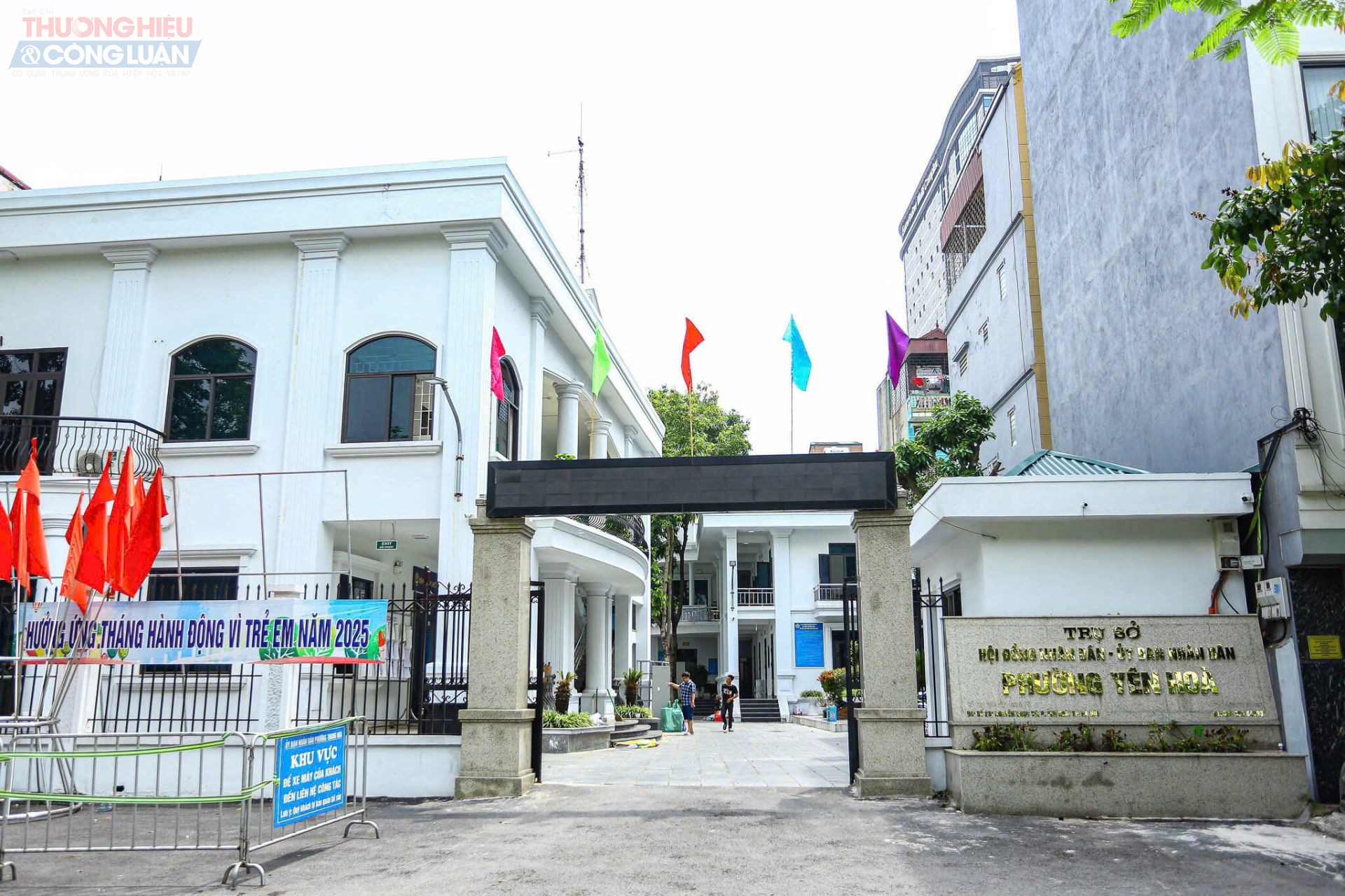 Tương tự, phường Yên Hòa – đơn vị hành chính mới được thành lập trên cơ sở sáp nhập toàn bộ diện tích, dân số của các phường Yên Hòa, Trung Hòa; một phần các phường Nhân Chính (quận Thanh Xuân) và Mễ Trì (quận Nam Từ Liêm) cũng đã hoàn tất việc bố trí, vận hành các trụ sở hành chính. Trụ sở Đảng ủy, HĐND và các tổ chức chính trị – xã hội được đặt tại số 255 Nguyễn Khang, trong khi trụ sở UBND phường là tại số 231 Nguyễn Ngọc Vũ.