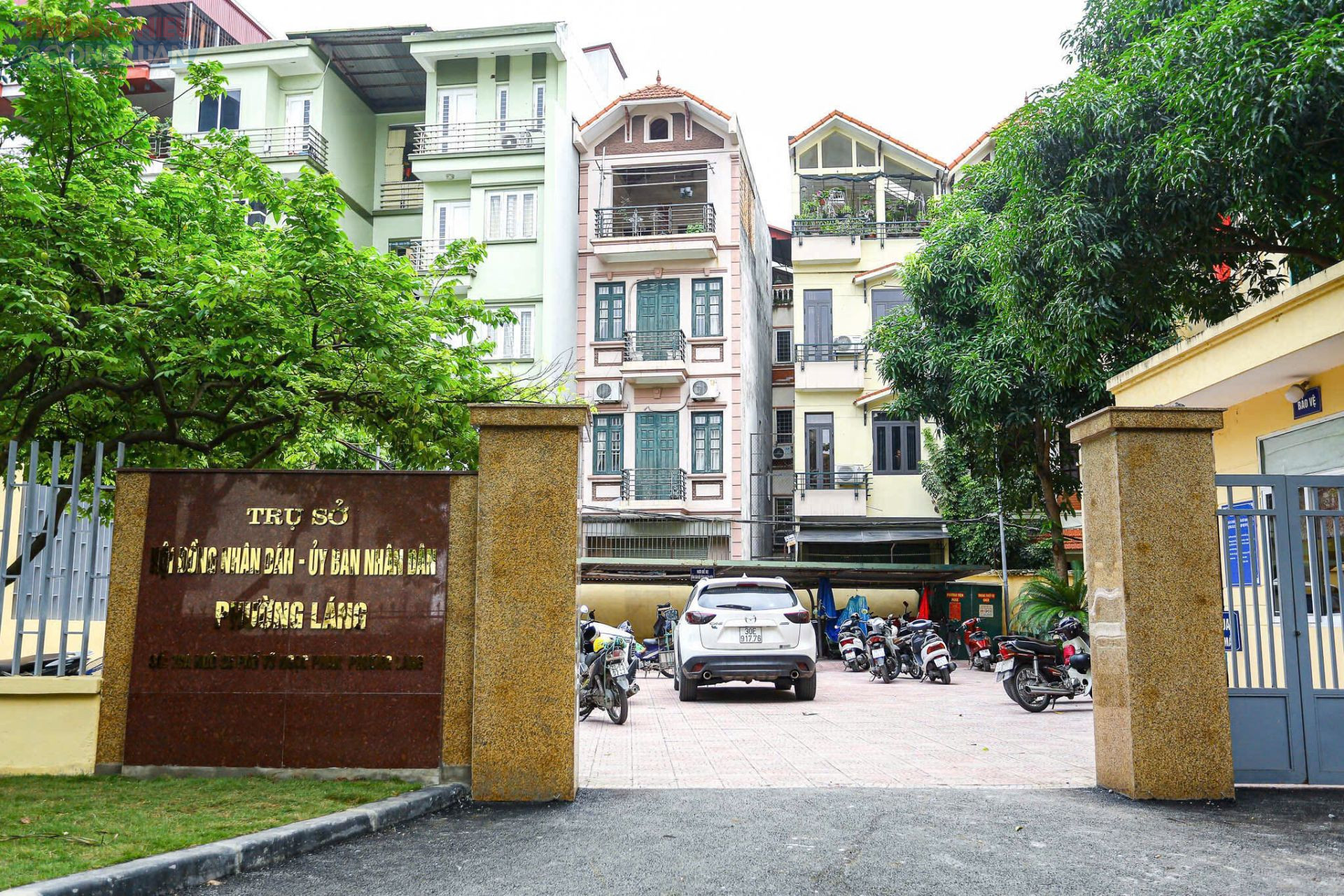 Trụ sở HĐND - UBND phường Láng đặt tại số 79A, ngõ 25 phố Vũ Ngọc Phan.