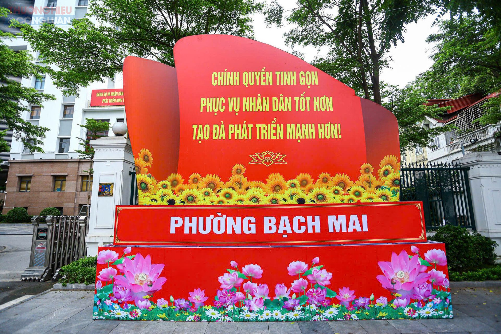 Trụ sở mới của Đảng ủy, HĐND và UBND phường Bạch Mai được đặt tại số 125 phố Bạch Mai, vốn là trụ sở cũ của UBND phường Bạch Mai trước sáp nhập. Phường Bạch Mai được thành lập trên cơ sở nhập toàn bộ các phường Bạch Mai, Đồng Tâm, Thanh Nhàn và một phần các phường Phố Huế, Bùi Thị Xuân. Đây là khu vực có hệ thống hạ tầng đô thị dày đặc, tập trung nhiều cơ sở y tế và giáo dục lớn như Bệnh viện Bạch Mai, Đại học Bách khoa Hà Nội, Đại học Kinh tế Quốc dân.