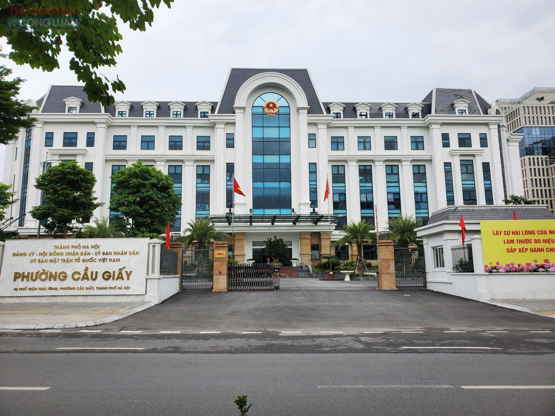 Tại số 96 Trần Thái Tông – nơi từng là trụ sở UBND quận Cầu Giấy – nay trở thành trụ sở của Đảng ủy, HĐND và UBND phường Cầu Giấy. Phường mới được thành lập trên cơ sở nhập phần lớn diện tích và dân số của các phường Dịch Vọng, Dịch Vọng Hậu (quận Cầu Giấy); một phần các phường Quan Hoa, Yên Hòa (quận Cầu Giấy) và Mỹ Đình 1, Mỹ Đình 2 (quận Nam Từ Liêm).