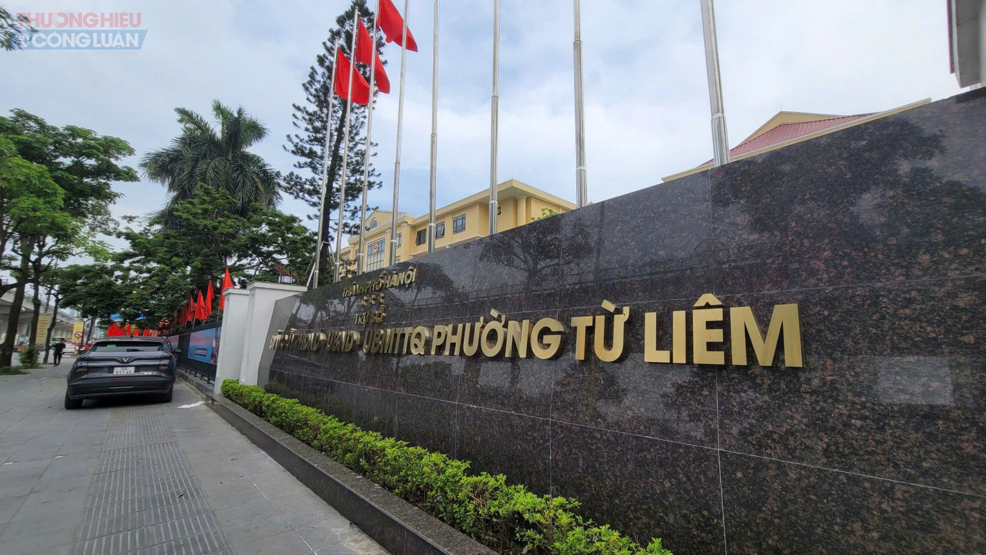 Phường Từ Liêm được thành lập trên cơ sở nhập toàn bộ diện tích tự nhiên và dân số của phường Cầu Diễn (thuộc quận Nam Từ Liêm); phần lớn diện tích tự nhiên và dân số của các phường: Mỹ Đình 1, Mỹ Đình 2, Phú Đô, Mễ Trì (thuộc quận Nam Từ Liêm); một phần diện tích tự nhiên và dân số của phường Mai Dịch (thuộc quận Cầu Giấy).