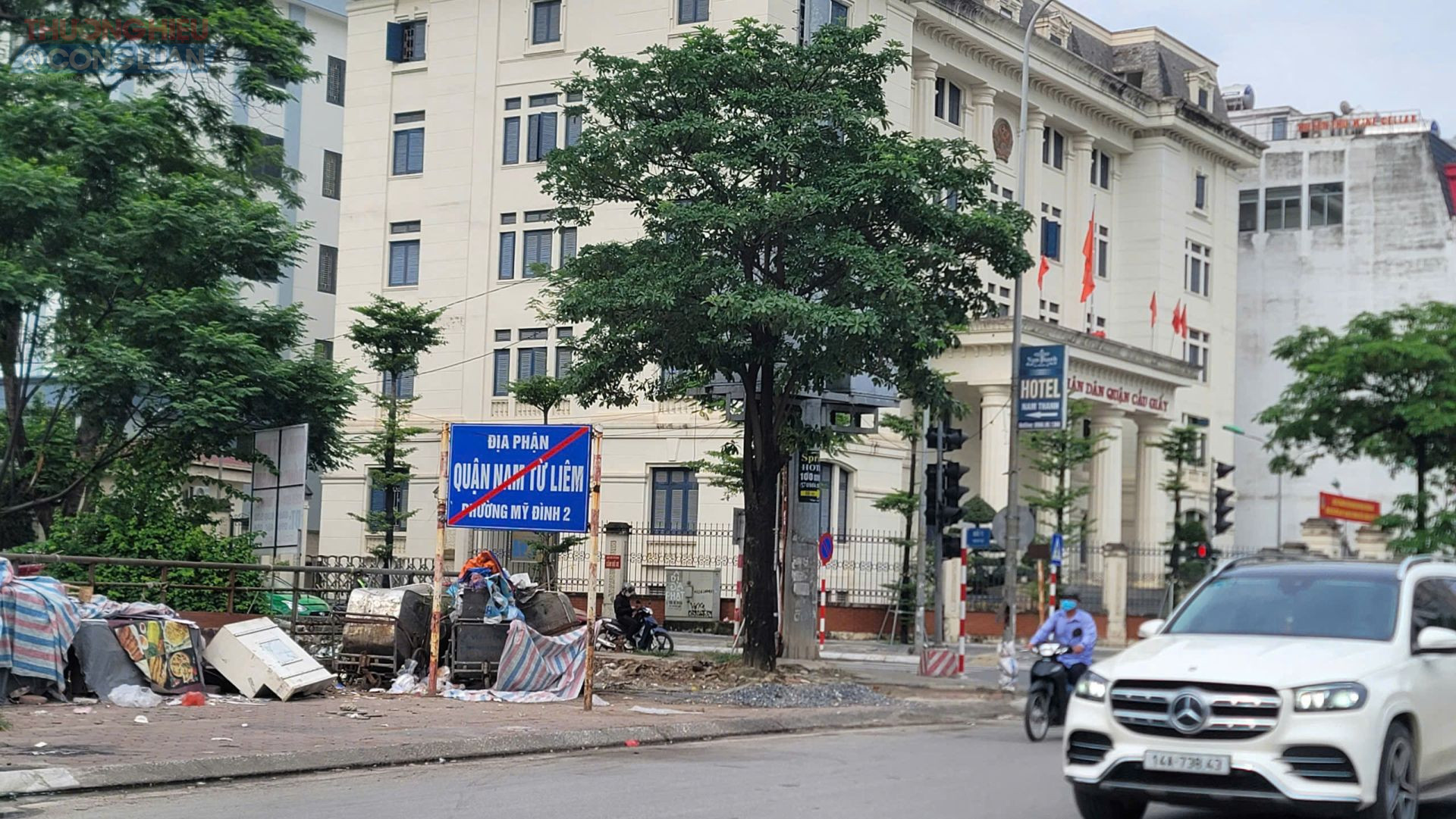 Từ 1/7 không còn quận huyện, các biển báo cũng đã được thay đổi.