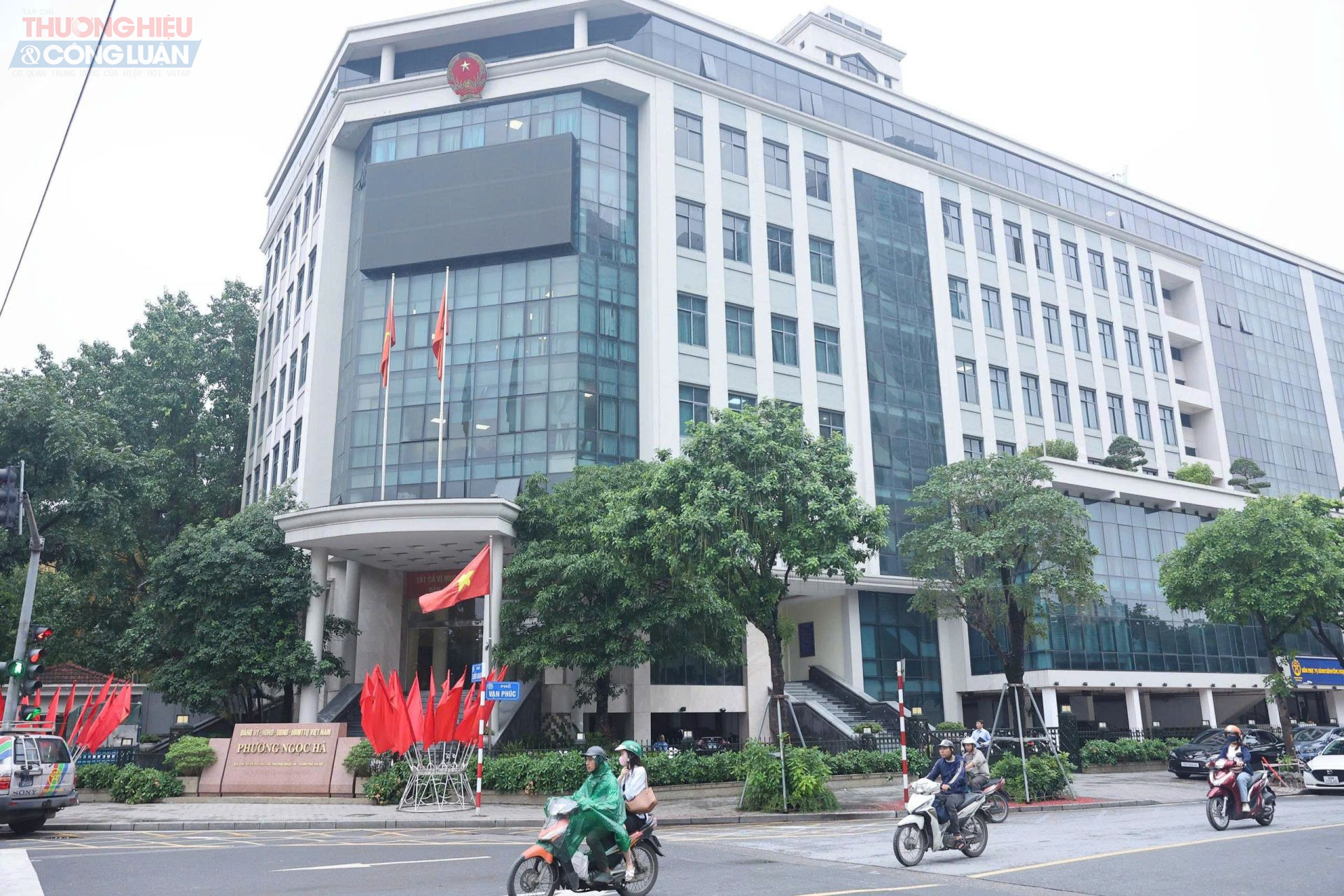 Trụ sở Đảng ủy - HĐND - UBND - UB MTTQ và các tổ chức chính trị - xã hội phường Ngọc Hà (trụ sở tại UBND quận Ba Đình cũ). Được thành lập trên cơ sở nhập toàn bộ diện tích tự nhiên và dân số của phường: Vĩnh Phúc, Liễu Giai (thuộc quận Ba Đình); phần lớn diện tích tự nhiên và dân số của các phường: Ngọc Hà, Đội Cấn, Kim Mã, Cống Vị (thuộc quận Ba Đình); một phần diện tích tự nhiên và dân số của các phường: Ngọc Khánh (thuộc quận Ba Đình); một phần diện tích đất giao thông phường Nghĩa Đô (thuộc quận Cầu Giấy).