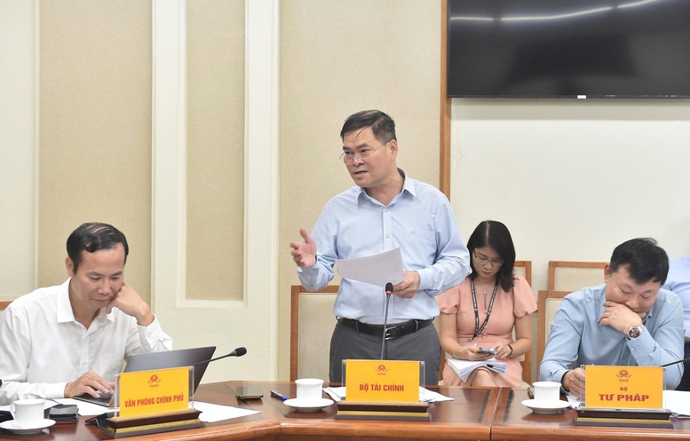 Thứ trưởng Bộ Tài chính Bùi Văn Khắng báo cáo - Ảnh: VGP/Giang Thanh