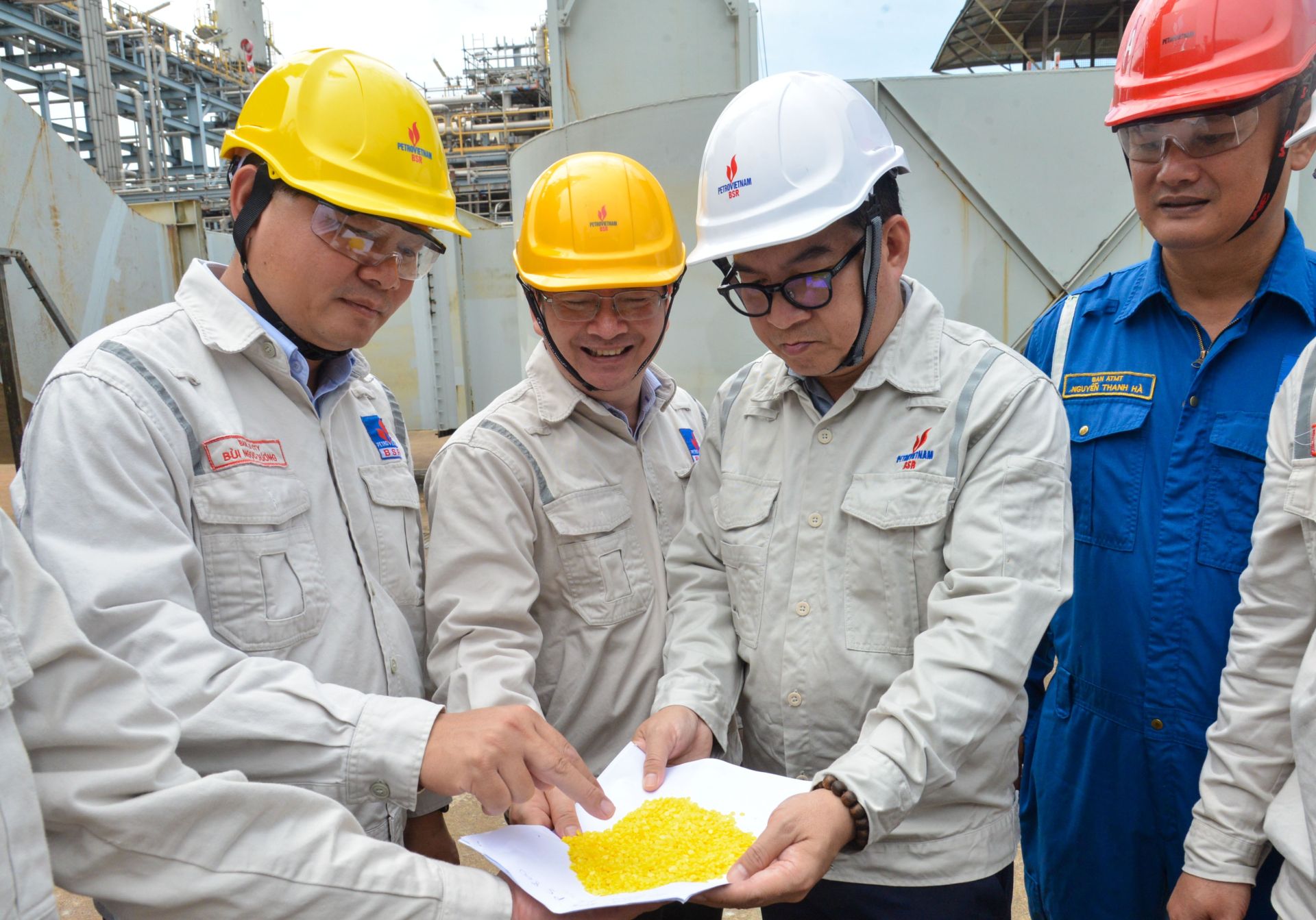 Ban lãnh đạo BSR kiểm tra sản phẩm lưu huỳnh dạng hạt vừa mới sản xuất tại Phân xưởng thu hồi lưu huỳnh - Nhà máy Lọc dầu Dung Quất Ban lãnh đạo BSR kiểm tra sản phẩm lưu huỳnh dạng hạt vừa mới sản xuất tại Phân xưởng thu hồi lưu huỳnh - Nhà máy Lọc dầu Dung Quất