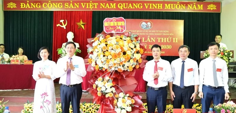 Phó Chủ tịch UBND tỉnh và đại diện Đảng ủy UBND tỉnh tặng hoa chúc mừng Đại hội.