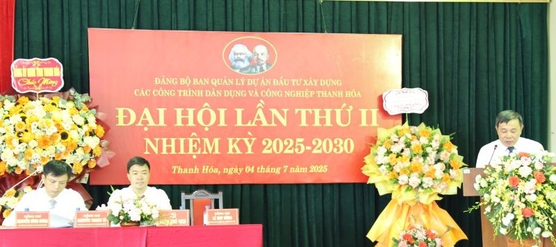 Đoàn Chủ tịch làm việc tại Đại hội.