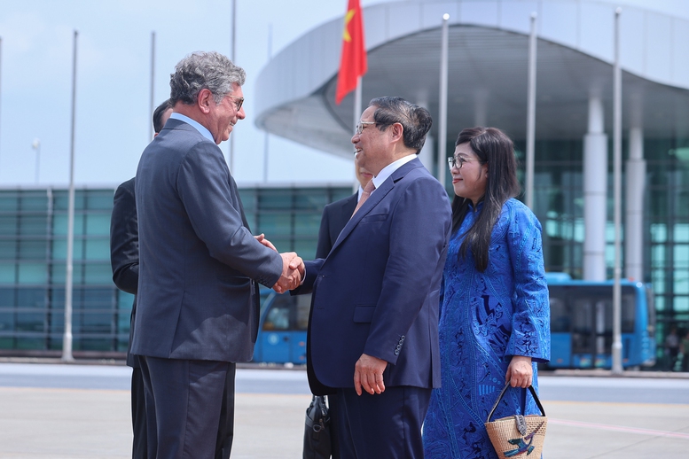 Đại sứ Brazil tại Việt Nam Marco Farani tiễn Thủ tướng Phạm Minh Chính và Phu nhân Lê Thị Bích Trân tại sân bay quốc tế Nội Bài - Ảnh: VGP/Nhật Bắc