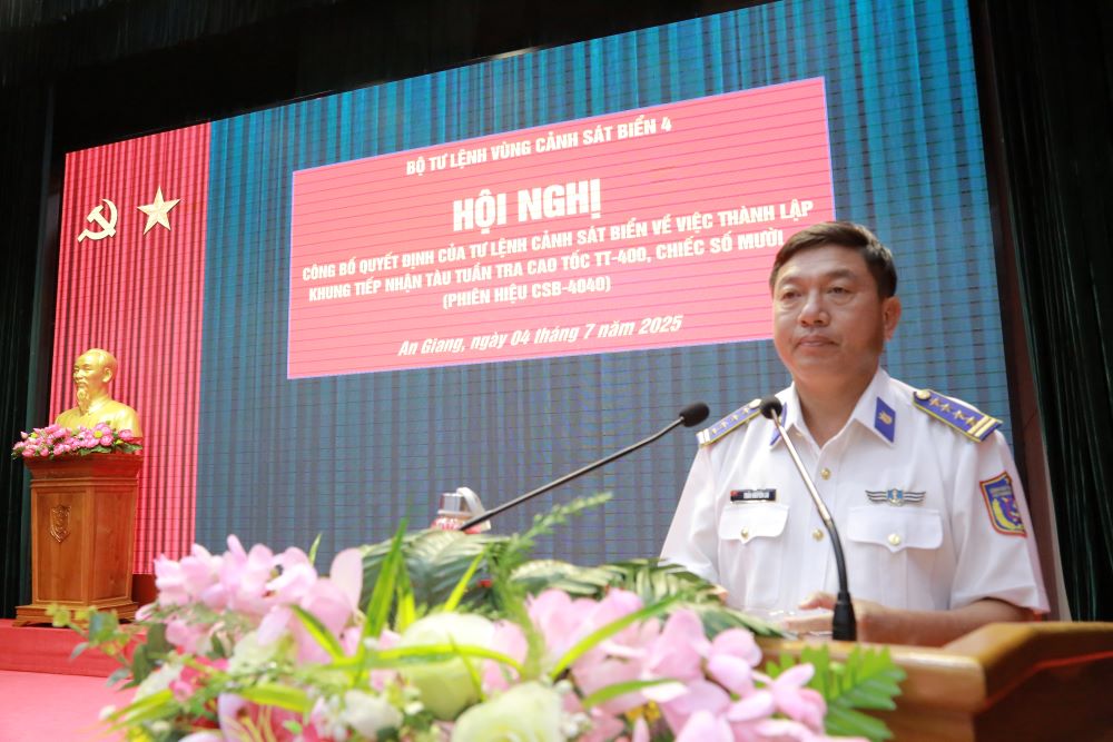 Đại tá Trần Nguyên Lai, Phó Tư lệnh-TMT Bộ Tư lệnh Vùng Cảnh sát biển 4 phát biểu giao nhiệm vụ cho Khung tàu CSB-4040