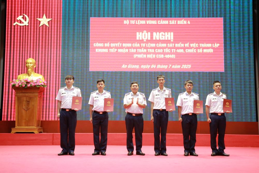 Đại tá Trần Nguyên Lai, Phó Tư lệnh-TMT Bộ Tư lệnh Vùng Cảnh sát biển 4 trao quyết định cho cán bộ Khung tàu CSB-4040