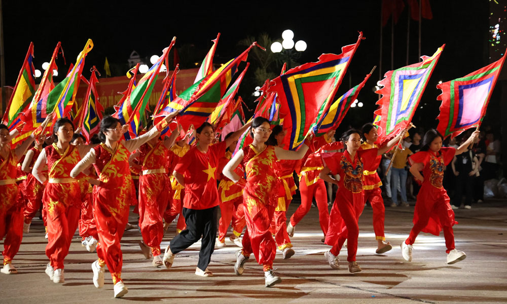 Học sinh địa phương tham gia chương trình.