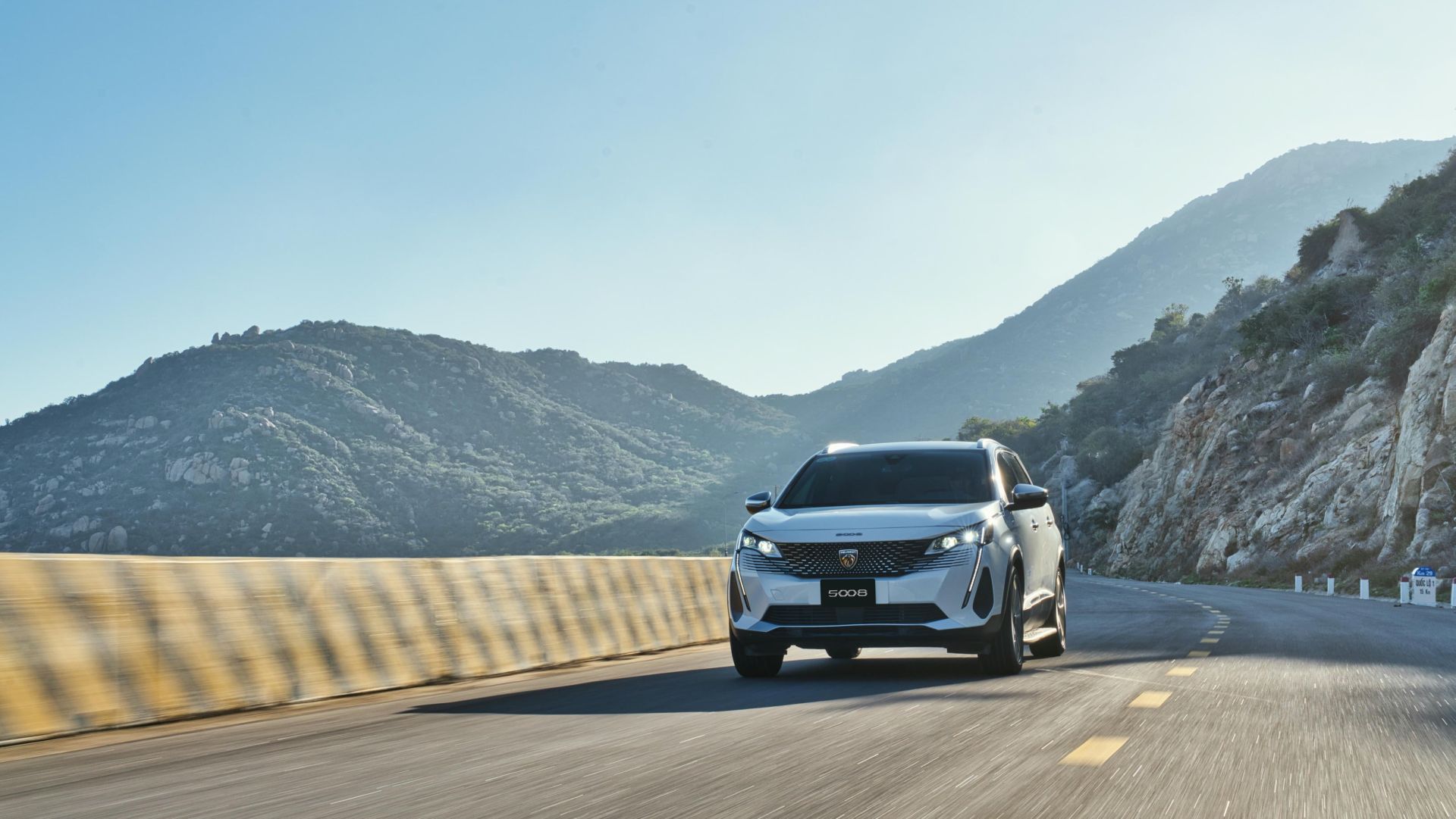 Peugeot 5008 vận hành mạnh mẽ trên nhiều loại địa hình, đặc biệt là những cung đường đèo dốc. Peugeot 5008 vận hành mạnh mẽ trên nhiều loại địa hình, đặc biệt là những cung đường đèo dốc.