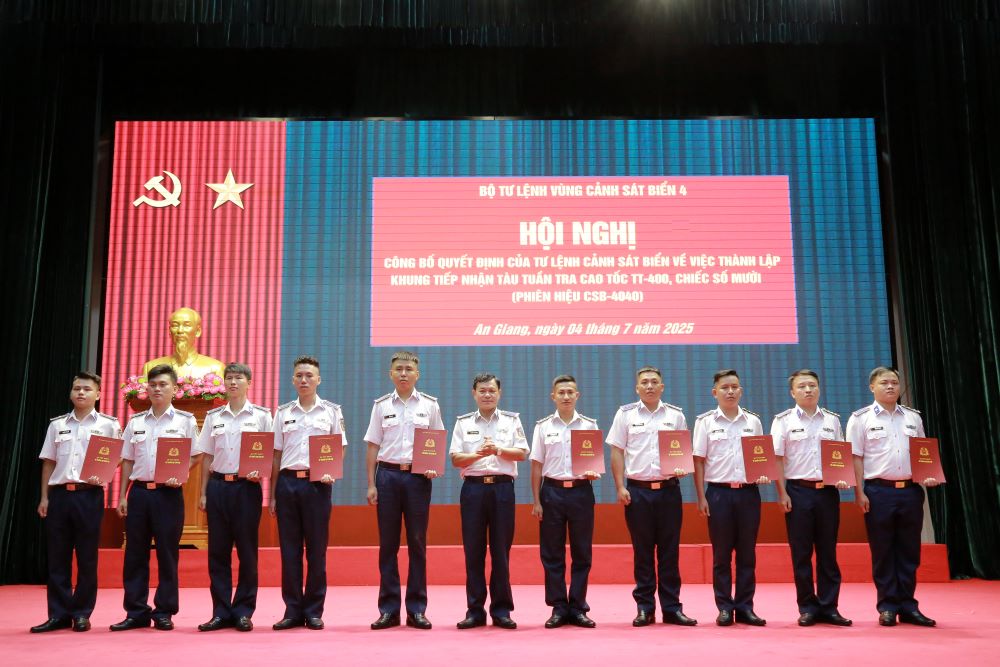 Đại tá Nguyễn Thái Dương, Phó Chính ủy Bộ Tư lệnh Vùng Cảnh sát biển 4 trao quyết định cho quân nhân chuyên nghiệp Khung tàu CSB-4040