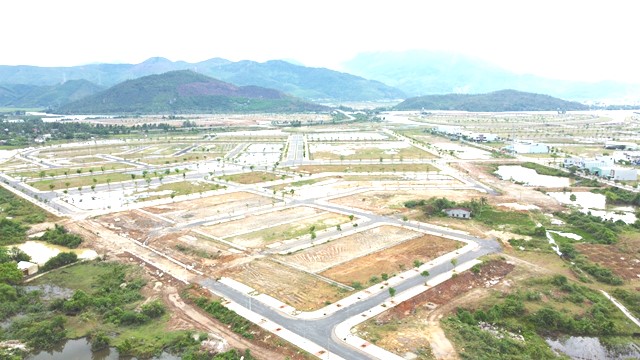 Trọng tâm khu trung tâm đô thị được xác định là không gian hai bên các trục đường chính như đường Nguyễn Tất Thành nối dài. Tại đây bố trí các công trình công cộng, thương mại dịch vụ cao tầng, có hình thức kiến trúc hiện đại, tạo điểm nhấn kiến trúc cho toàn khu vực. (Trong ảnh, đường Nguyễn Tất Thành nối dài). Trọng tâm khu trung tâm đô thị được xác định là không gian hai bên các trục đường chính như đường Nguyễn Tất Thành nối dài. Tại đây bố trí các công trình công cộng, thương mại dịch vụ cao tầng, có hình thức kiến trúc hiện đại, tạo điểm nhấn kiến trúc cho toàn khu vực. (Trong ảnh, đường Nguyễn Tất Thành nối dài).