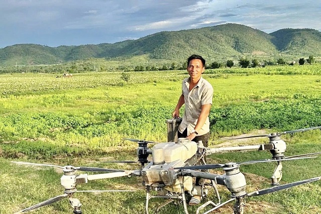 Anh Trần Văn Nghĩa và thiết bị bay không người lái. Ảnh: NVCC Anh Trần Văn Nghĩa và thiết bị bay không người lái. Ảnh: NVCC