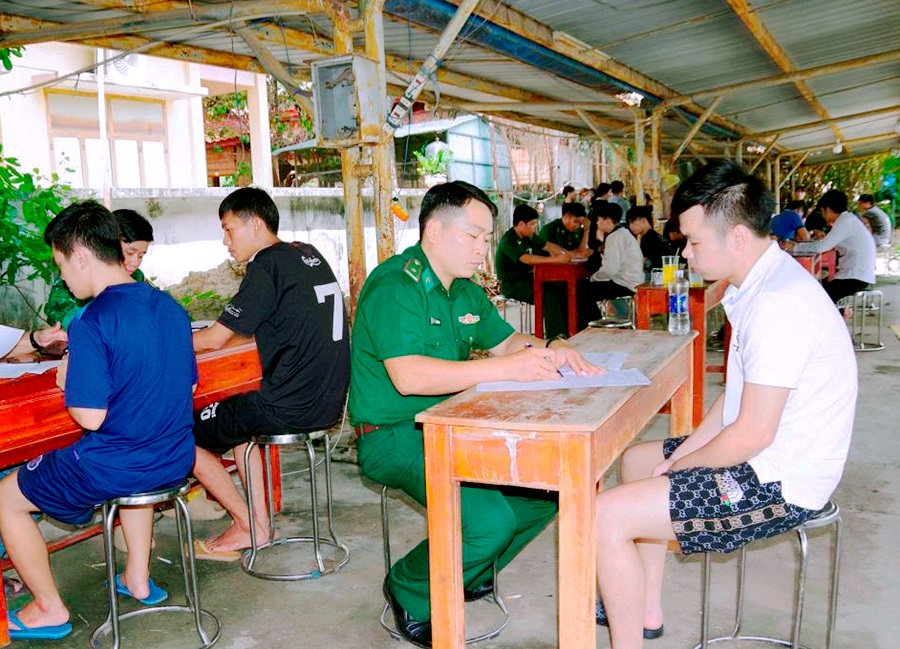 Phát hiện 8 đối tượng tiền án, tiền sự nguy hiểm qua tiếp nhận 38 công dân từ Campuchia bàn giao về nước