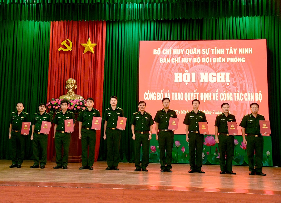 Bộ đội Biên phòng Tây Ninh trao quyết định công tác cán bộ