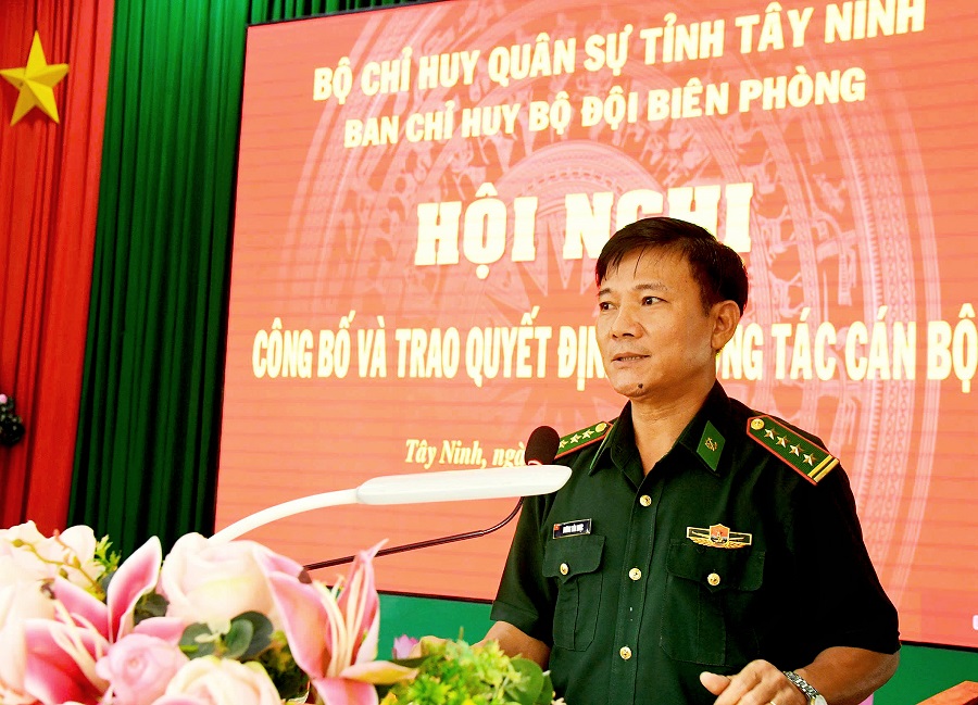 Đại tá Dương Văn Dược - Phó Chính ủy Bộ CHQS tỉnh, kiêm Chính ủy Ban Chỉ huy BĐBP phát biểu chỉ đạo, chúc mừng các đồng chí được nhận quyết định